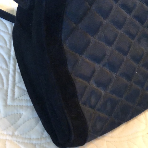 👛Vintage Salvatore Ferragamo Suede trim, tufted raised fabric, leather strap bag - Picture 4 of 13